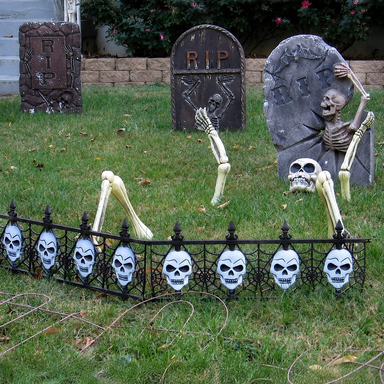 Skull & Web Plastic Lawn Fence (Pack of 2) - Image 2